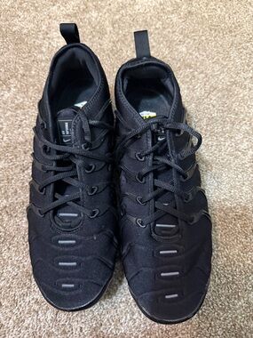 Nike Men's Black Lace-Up Athletic Sneakers